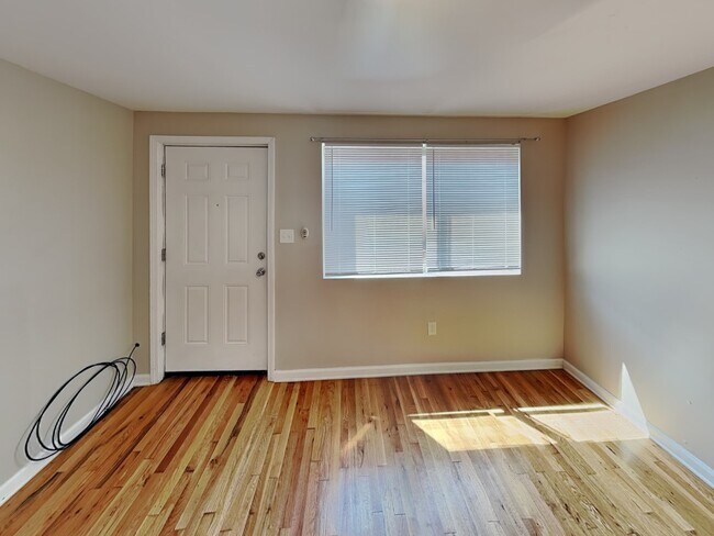 Building Photo - Lantern Square Apartments-B5