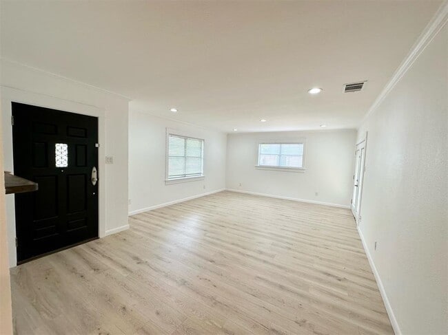 Building Photo - 5903 Eureka Dr