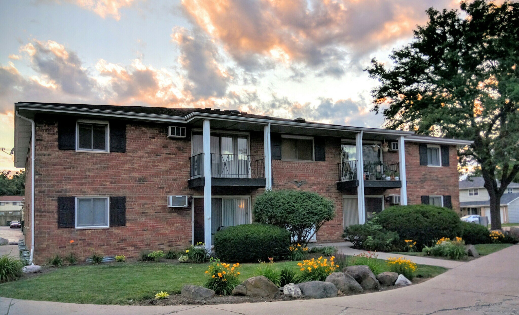 Building Photo - 2099 Vernon Dr