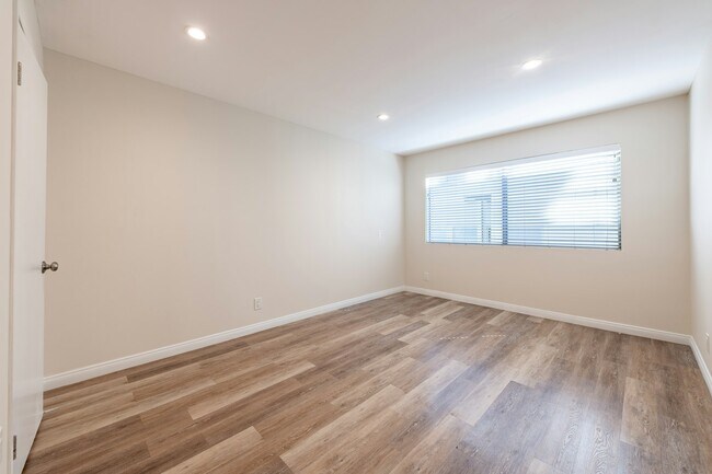 Building Photo - 532 N Rossmore Ave