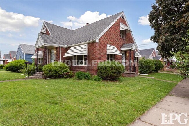 Building Photo - 3132 Mulberry St