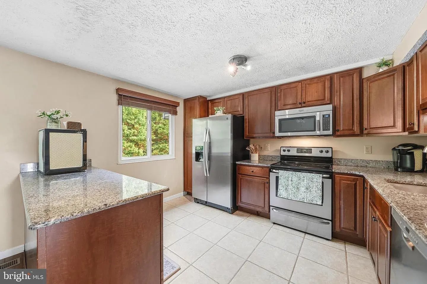 Kitchen - 7037 Hames Ct