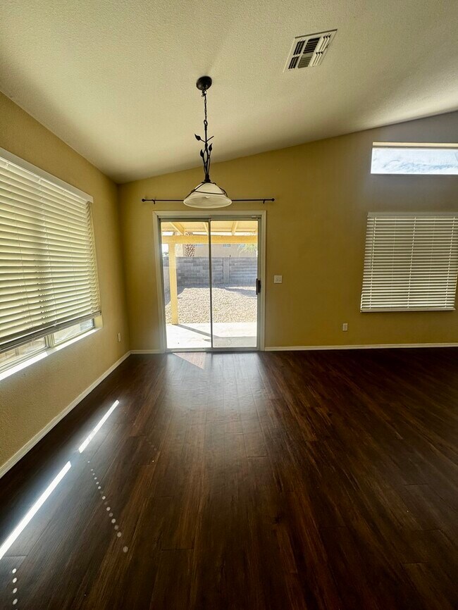 Building Photo - FOR RENT