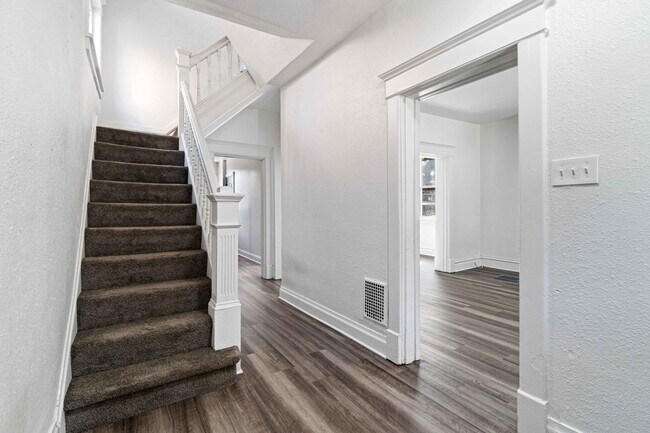 Building Photo - 4 Bed 1 Bath Single Family Home