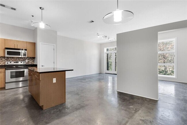 Building Photo - 560 Dutch Valley Rd NE