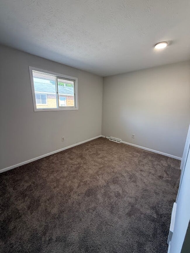 Building Photo - 2 Bedroom, 1 Bathroom Ready for Rent!