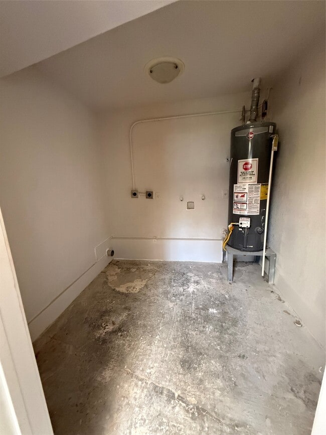 Building Photo - 5830 Clarewood Dr