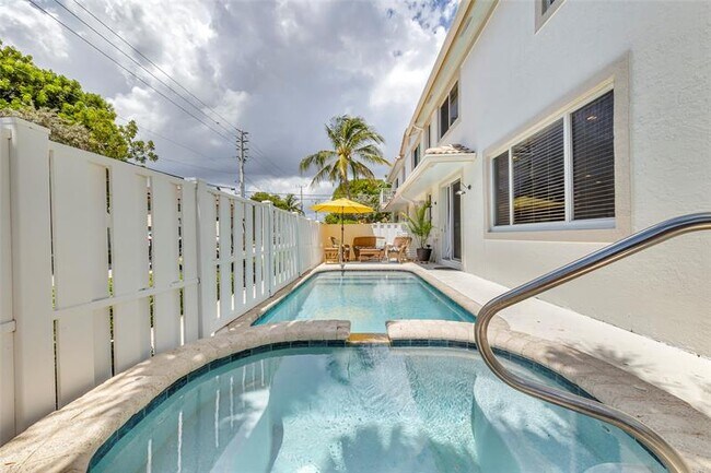 Building Photo - 4601 Bougainvilla Dr