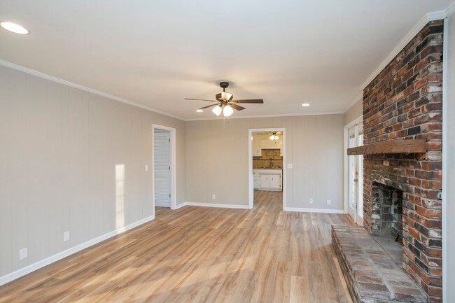 Building Photo - Beautifully Renovated Brentwood Home