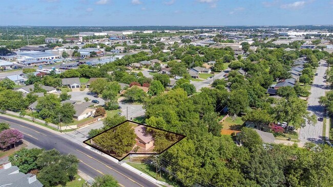 Building Photo - 1800 Nicole Cir