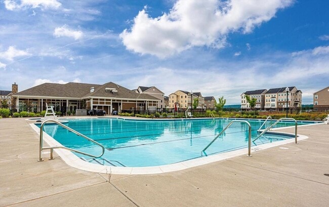 Building Photo - 3 level townhouse (newer construction) in Jefferson Place Community available early May!