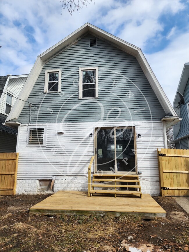 Building Photo - Section 8 accepted! 3 bed 1 bath with lots of space!