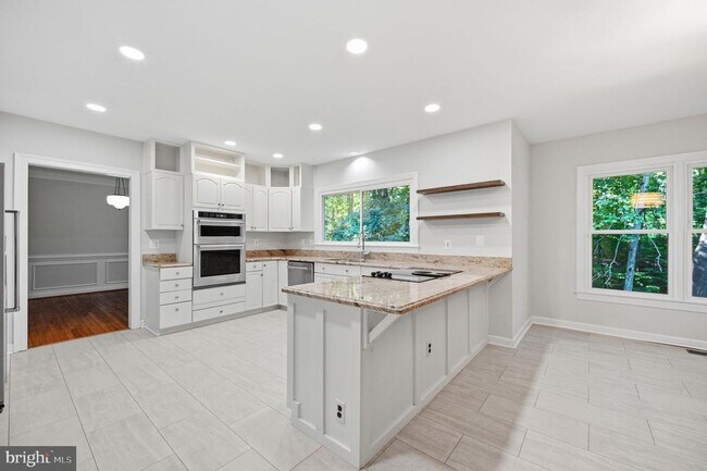 Building Photo - 2 English Hills Dr