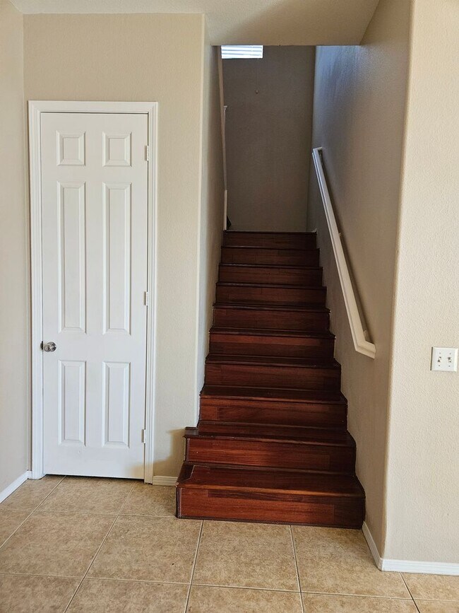 Building Photo - 5 BEDROOM OAK HILLS / HESPERIA HOME