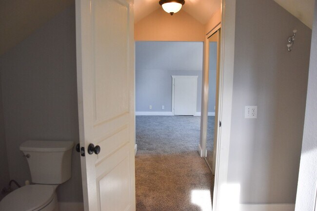Building Photo - 154 N Shaffer St