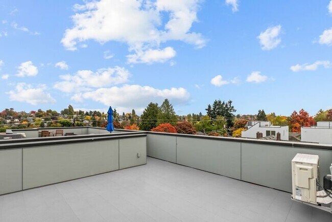 Building Photo - Stunning Ultra-Modern Central District Townhome w/ Air Conditioning