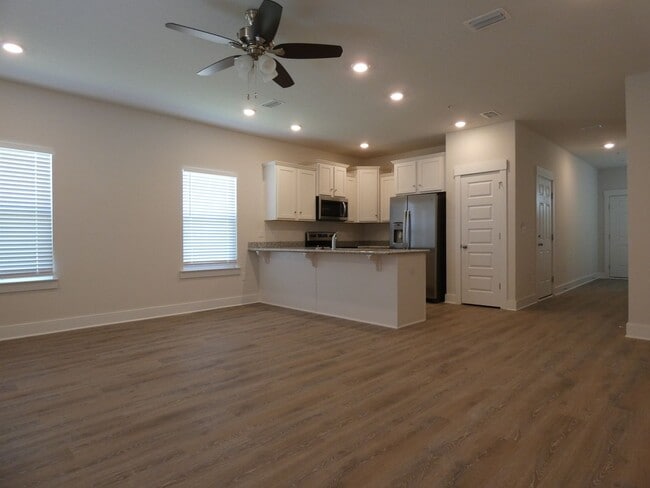 Building Photo - Stunning Townhome - End Unit