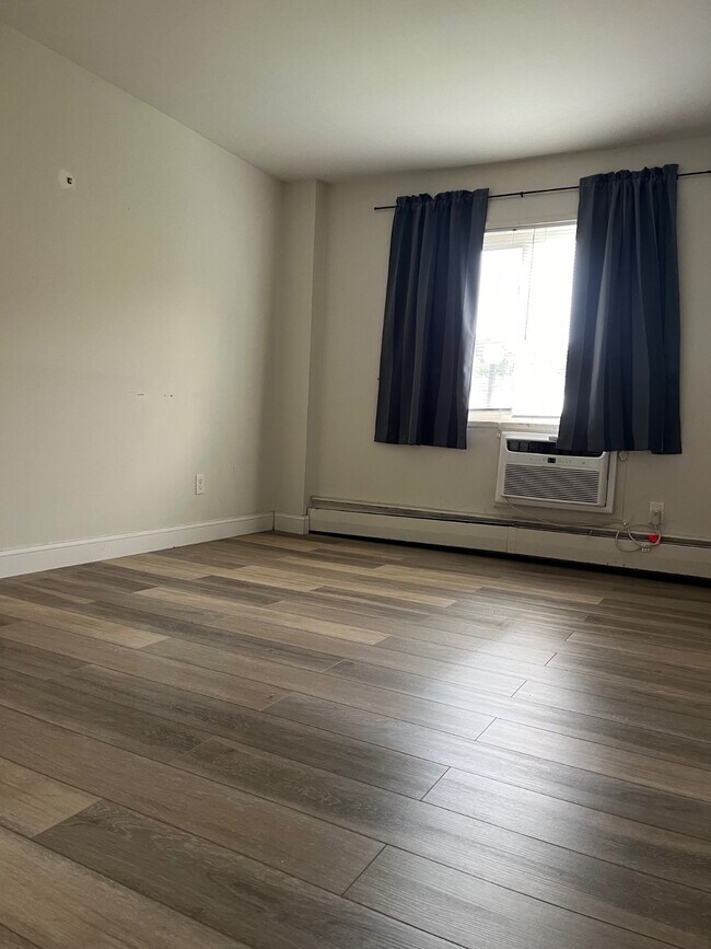 Building Photo - 1302 Rockland Ave