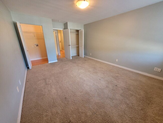 Building Photo - Prime Location 1BR with Luxe Finishes & Amenities - Available August 1st!