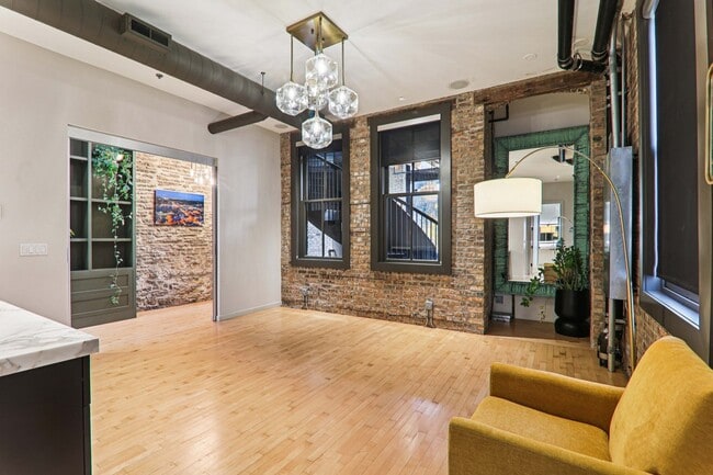 Building Photo - 107 W Main St