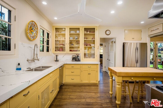 Building Photo - 500 N Las Palmas Ave