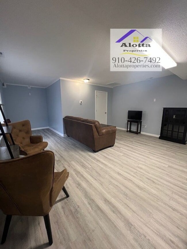 Building Photo - 3250 Willard Dr