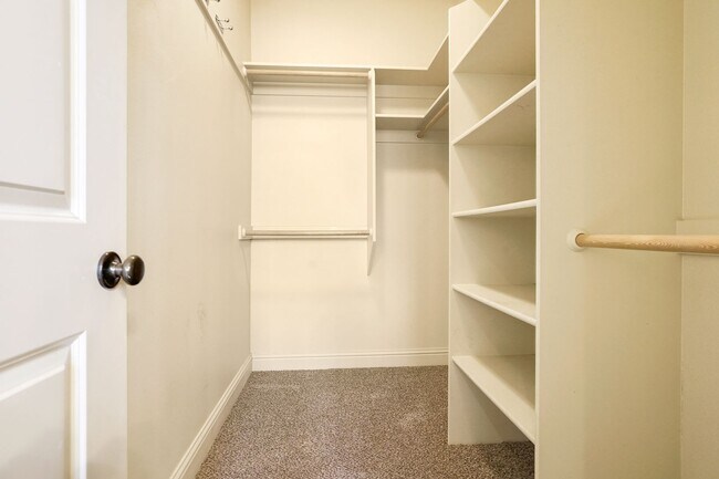 Building Photo - Spacious 4 bed, 3 bath home with sprawling...