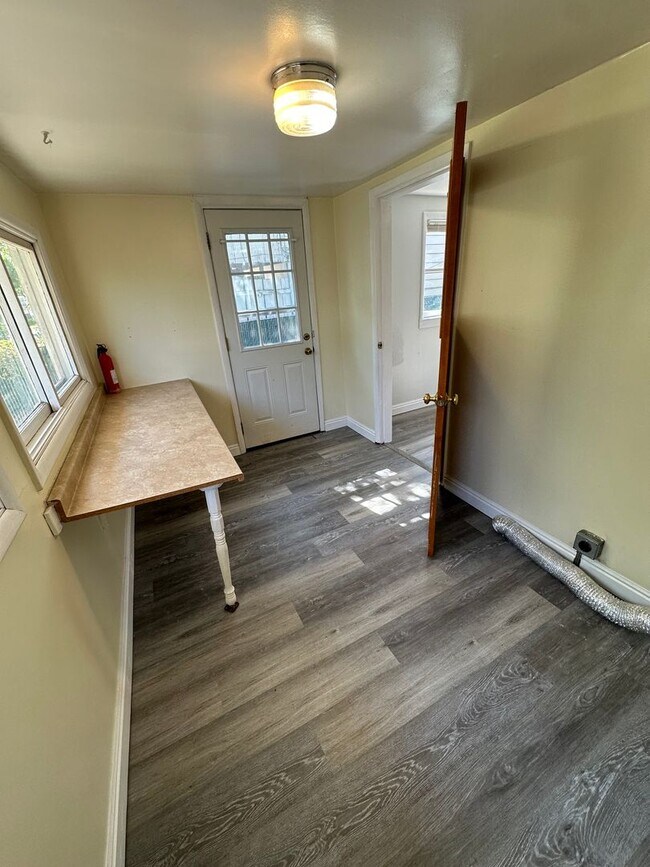 Building Photo - Cozy Price Rental