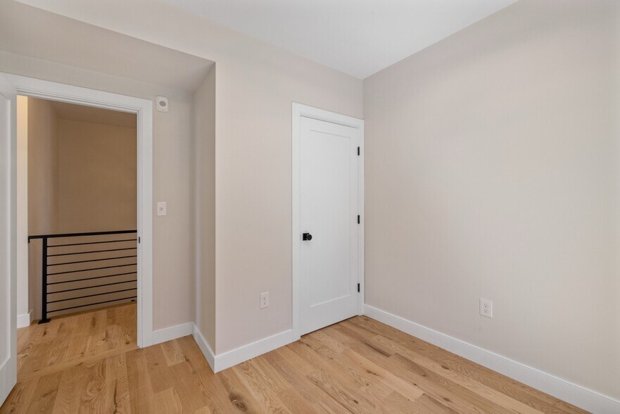 Building Photo - 275 Webster St