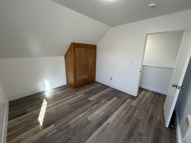 Building Photo - Thompson2