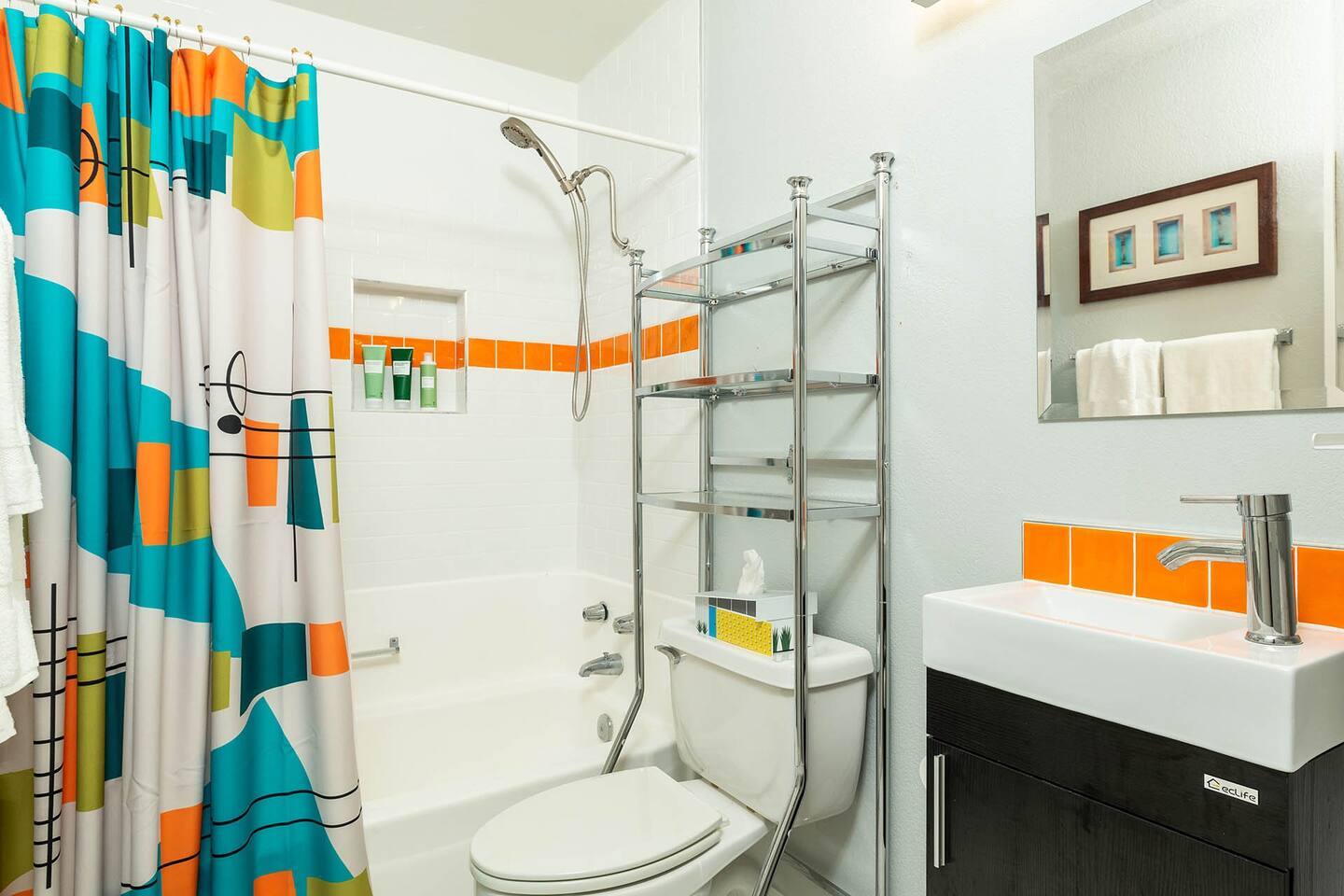 Hall Bath - 3085 E Via Escuela