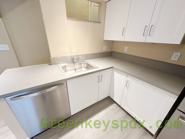 Building Photo - Clean and Move-In Ready!