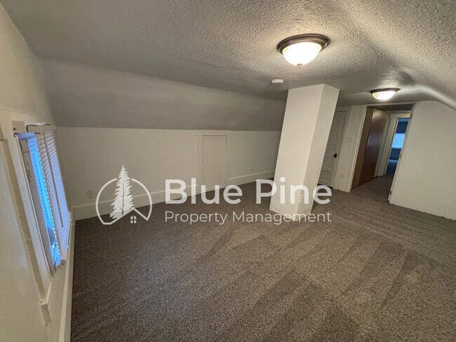 Building Photo - 915 N Hayes Ave