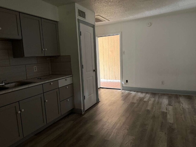 Building Photo - Gorgeous and Affordable 1 Bed/1 Bath, Clos...