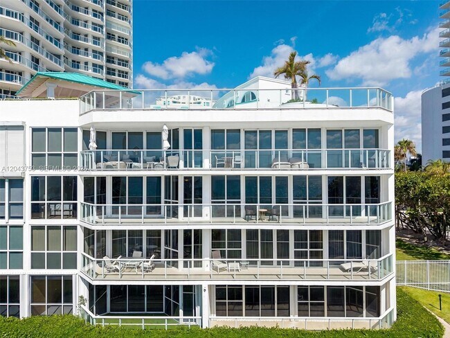 Building Photo - 16485 Collins Ave