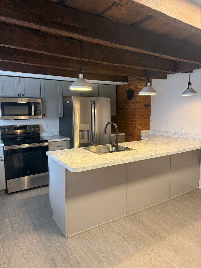 Building Photo - Renovated Unit in Downtown Frederick!