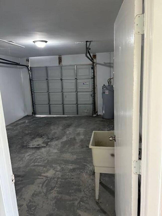 Building Photo - Flexible Living in a Prime Cape Coral Spot
