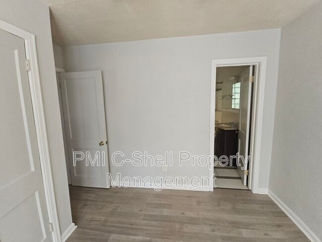 Building Photo - 210 N Pinewood Ln