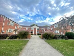 Building Photo - QUIET + CONVENIENT 1 Bedroom Available!