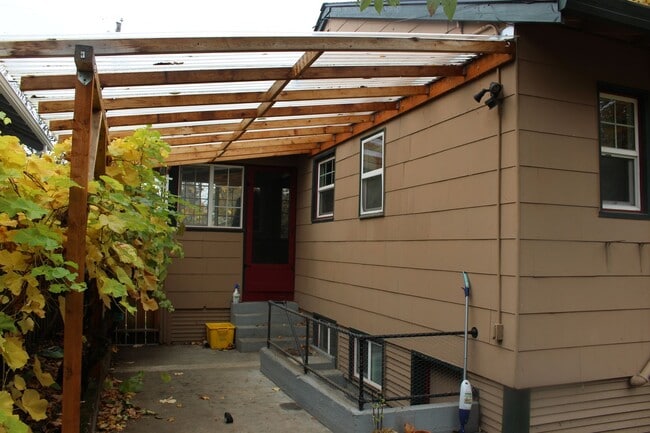 Building Photo - Charming bungalow with bonus office or Art...
