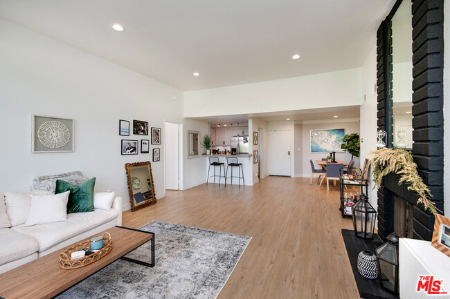 Breakfast nook off kitchen - 7800 Topanga Canyon Blvd