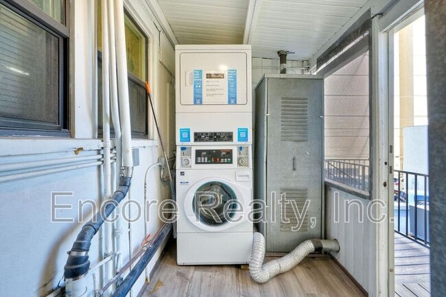 Building Photo - 303 3rd Ave