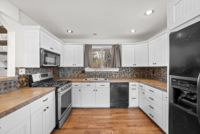 Building Photo - 5401 N Wagonwheel Trail