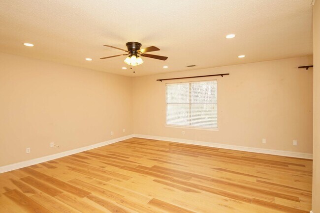 Building Photo - Central Niceville Location