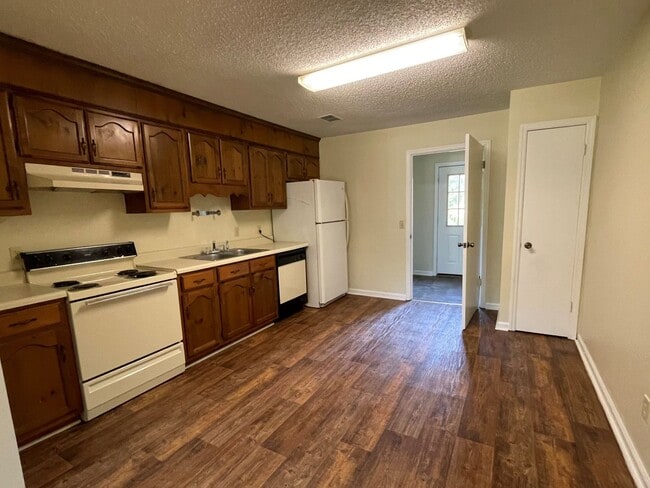 Building Photo - Cute Duplex in Cochran, GA