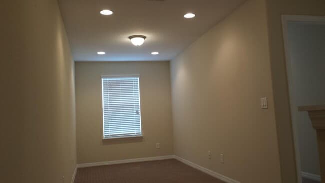 Building Photo - 3 Bed 2.5 Bath Tech Savy Corner Townhouse ...
