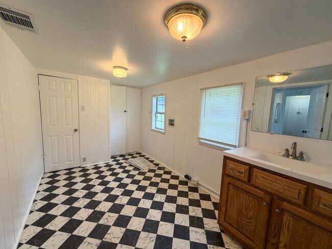 Building Photo - 3520 Oakridge Ave