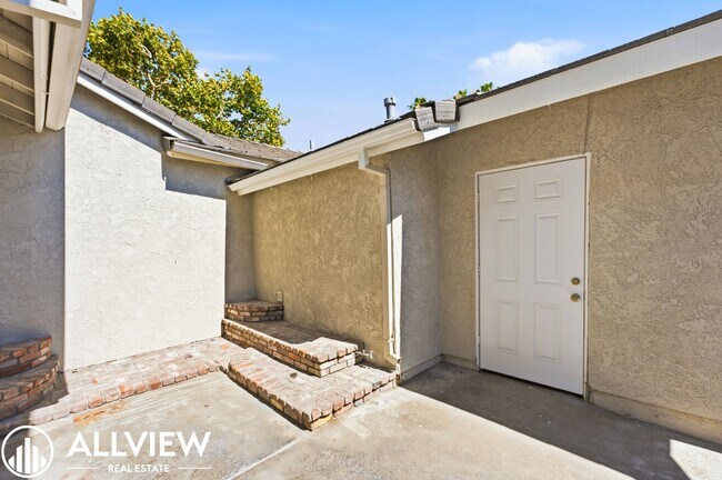 Building Photo - Fully Renovated 2 Bed Townhome with Private Patio, 2-Car Garage & Community Pool