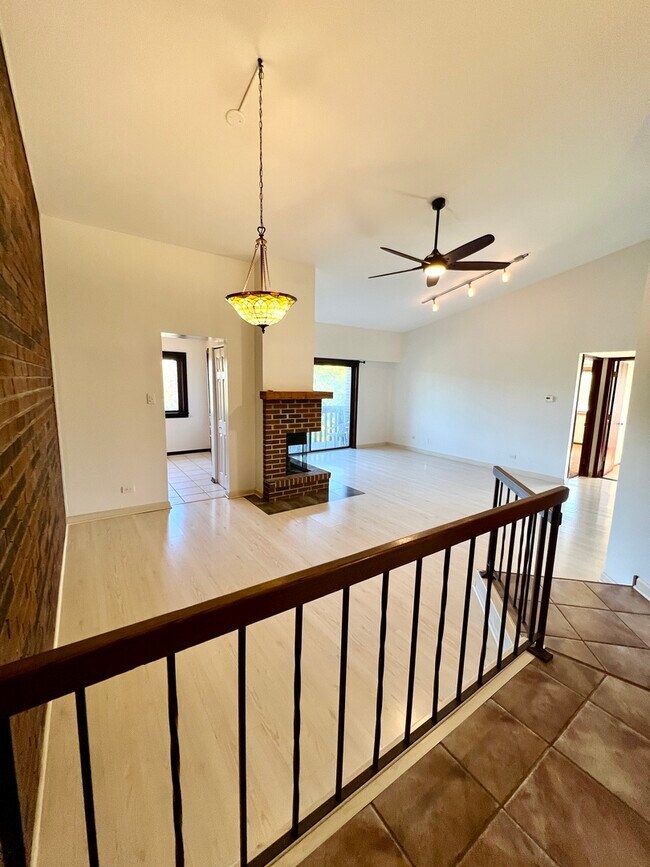 Building Photo - 5985 Lakeside Pl