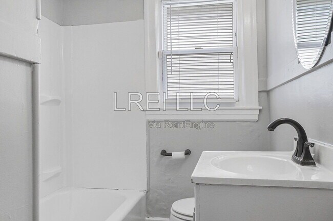 Building Photo - 1212 Homeview Dr